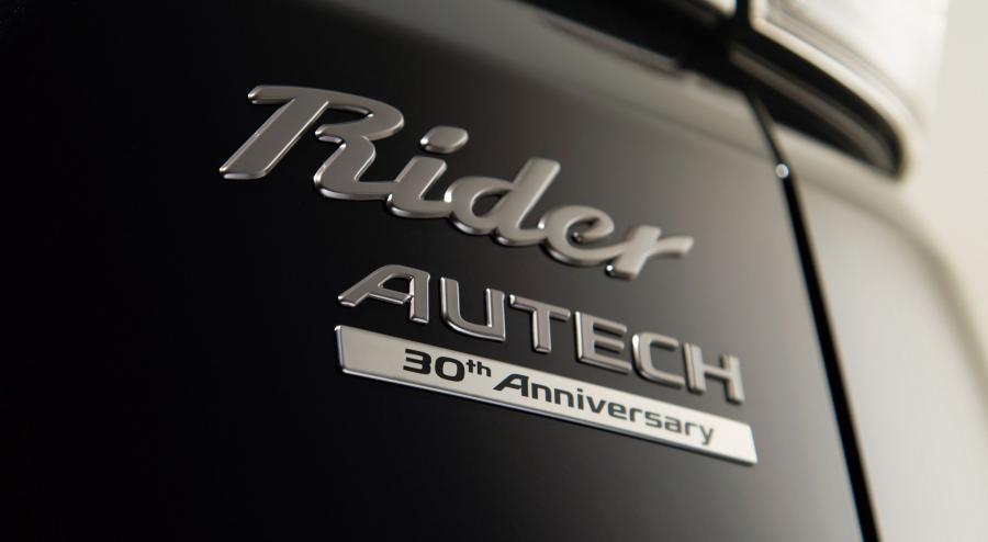 Логотип Nissan Serena Rider 30th Anniversary by Autech 2016 года  (фото 2 из 4)
